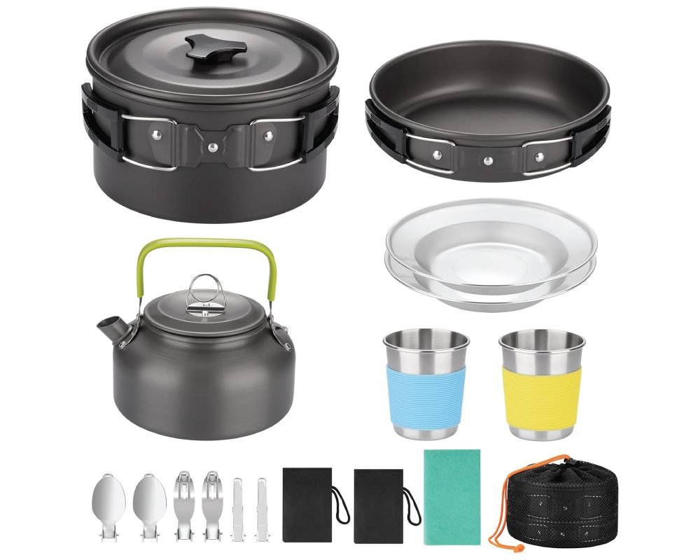 Complete camping cookware set including a cooking pot with lid, frying pan, kettle with green handle, two plates, two stainless steel cups with silicone sleeves (blue and yellow), two sets of foldable cutlery, a cleaning cloth, and a mesh carry bag, all designed for outdoor use.